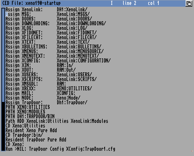 Der Texteditor CED mit der Datei xeno190-startup: eine lange Liste von Assign-Befehlen, die Namen wie XenoLink:, MSG:, DOORS: oder XFIDONET: auf Verzeichnisse legen, gefolgt von PATH-Zeilen und dem Start von TrapDoor.